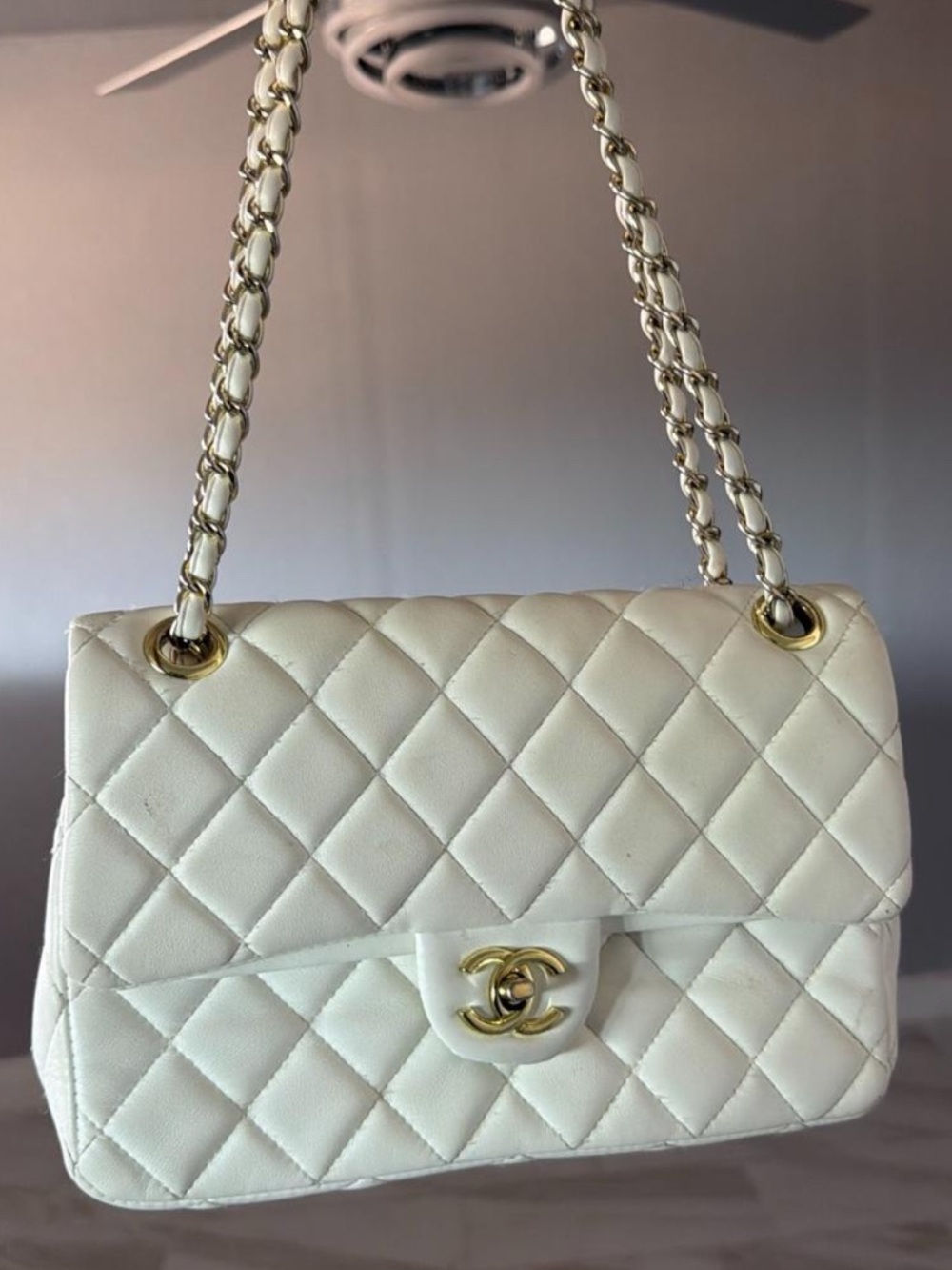 CHANEL Cream Quilted Leather Shoulder Bag with Gold Chain